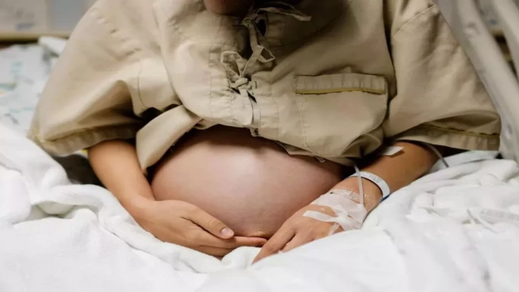 Canlı yayımda hamilə aparıcının uşağı düşdü - FOTO