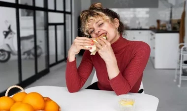 Mütəxəssislər hər gün artıq yeməyin qarşısını almaq üçün sadə üsullar təqdim edirlər