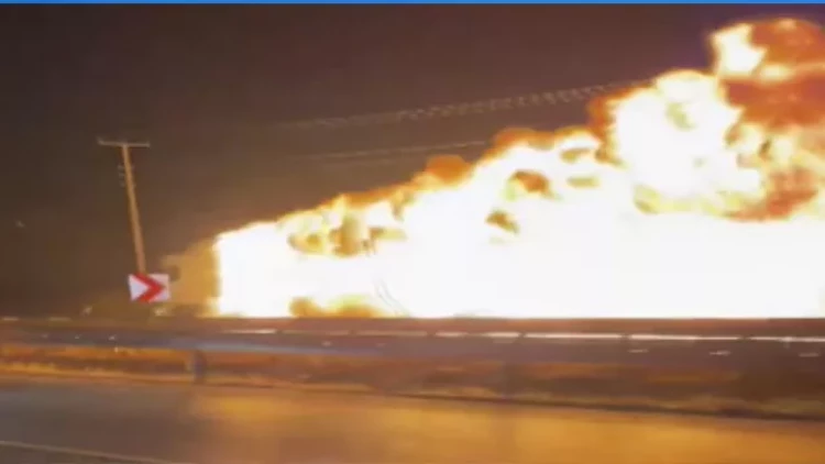 Yük maşını yolda qəfil alovlandı - FOTO