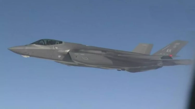 Putinin təyyarəsini F-22 qırıcıları müşayiət etdi - VİDEO