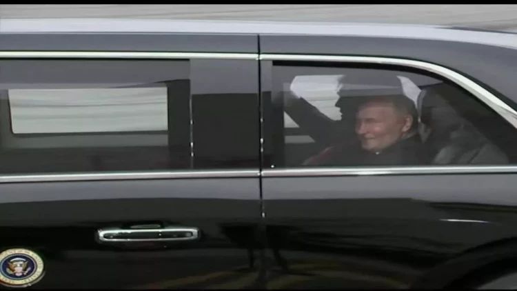 Putin Trampın limuzinində görüş yerinə yollandı - VİDEO