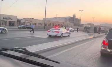 Bakıda yük maşını aşdı, yol bağlandı - VİDEO