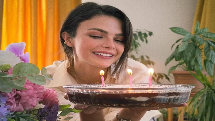 Atası azərbaycanlı olan Sinemdən açıq-saçıq FOTOlar