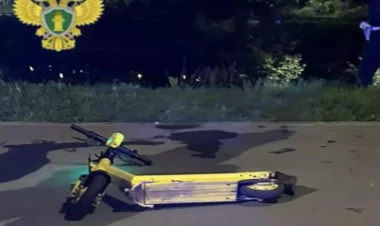 Skuter işıq dirəyinə çırpıldı, ölən var - Anbaan görüntülər