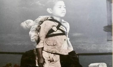 Qardaşının meyitini daşıyan balaca oğlan - Bütün dünyanı ağladan FOTOnun acı tarixçəsi