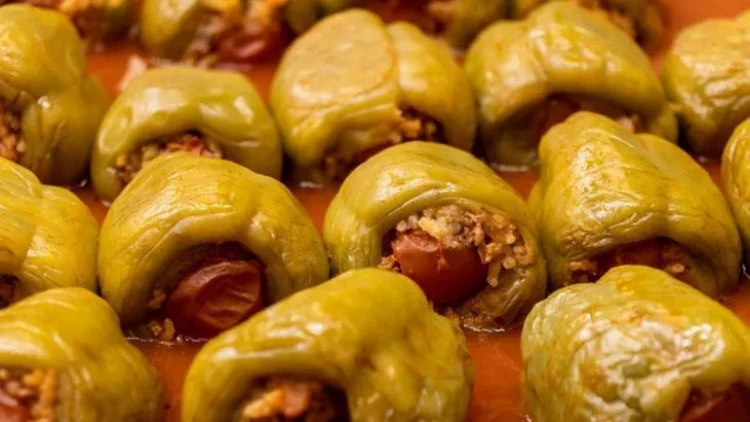 Bibər dolması belə hazırlanır! Pomidor salçasına ehtiyac yoxdur, fərq zeytun yağındadır