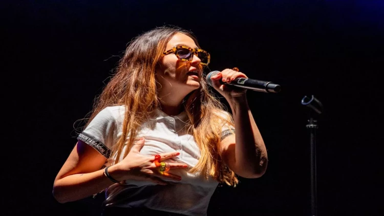 Müğənnidən səhnədə BİABIRÇI HƏRƏKƏT: büstqalterini izləyicilərə atdı - VİDEO