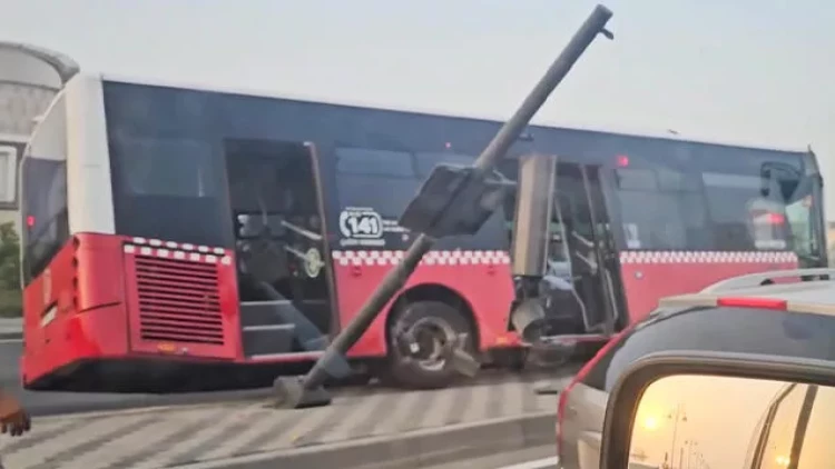 Bakıda sərnişin avtobusu qəza törətdi - VİDEO