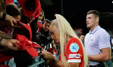 Dünyanın ən məşhur qadın futbolçusuna şəxsi mühafizə verildi - FOTO