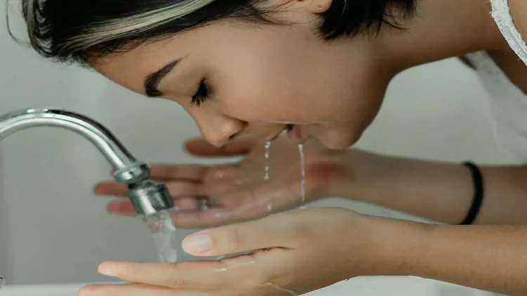 Duzlu su ilə üzü yuyanda nə olur?
