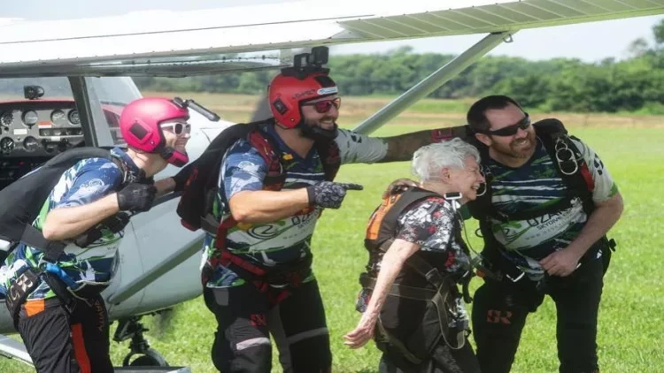 100 yaşını paraşütlə tullanaraq qeyd etdi - FOTO