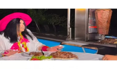 Ürəyi dönər istədi, Ankaradan Antalyadakı villasına dönərçi gətirtdi - FOTO