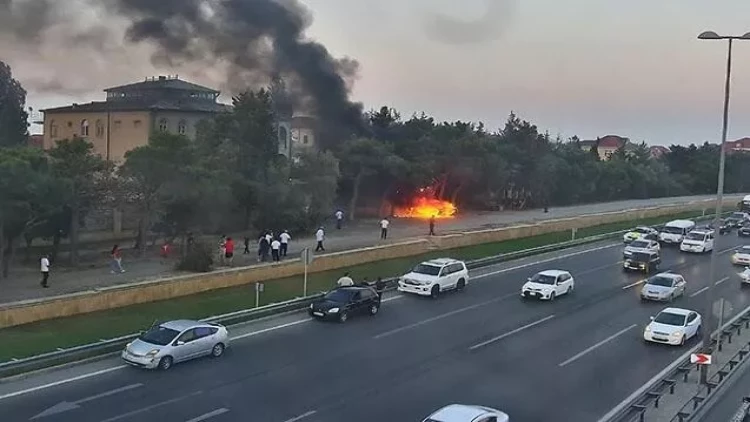 Aeroport yolunda avtomobil yanır - FOTO
