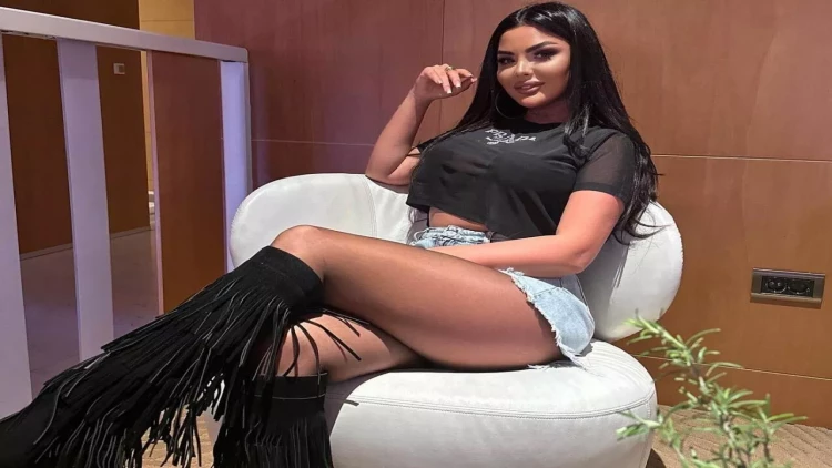 Azərbaycanlı müğənniyə 300 minlik maşın bağışladılar: 