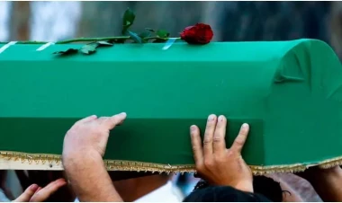 Toyuna az qalmış ölən gəncin bəylik kostyumu tabutu üzərinə qoyularaq dəfnə aparıldı - VİDEO