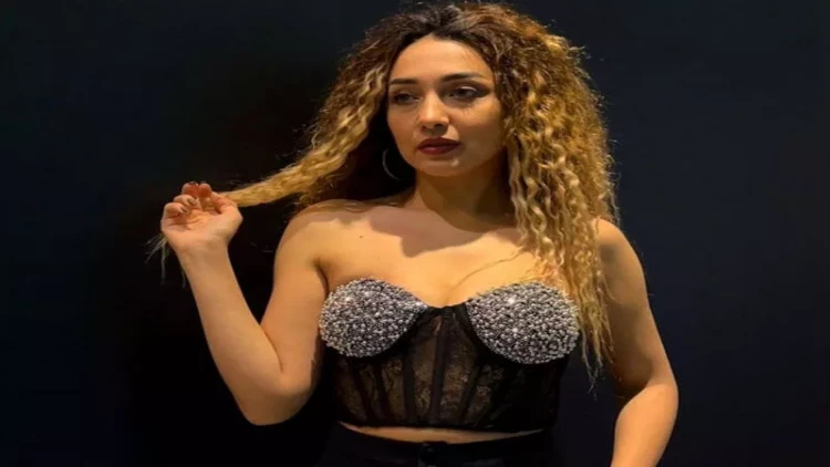 Azərbaycanlı müğənninin onu öpmək istəyən kişiyə reaksiyası GÜNDƏM OLDU - VİDEO