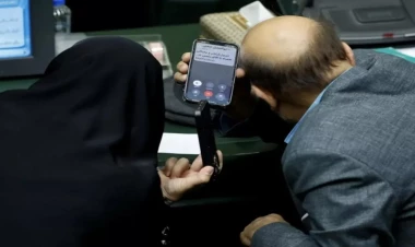 İran parlamentində mobil telefondan istifadə qadağan edildi