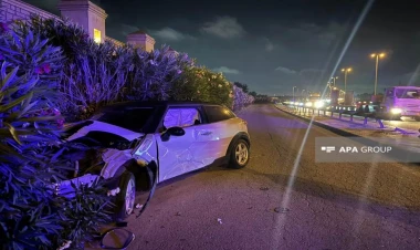 Aeroport yolunda maşın dəmir arakəsməni yararaq divara çırpıldı - FOTO