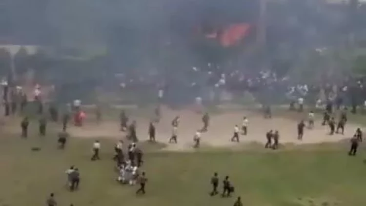 Banqladeşdə təyyarə məktəbə çırpıldı - Xeyli sayda ölən var - VİDEO