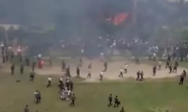 Banqladeşdə təyyarə məktəbə çırpıldı - Xeyli sayda ölən var - VİDEO