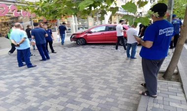 Bakıda avtomobil marketə girdi - VİDEO