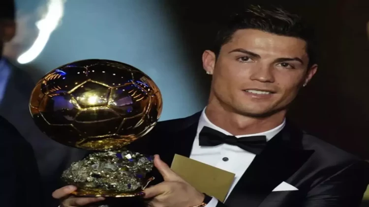 Ronaldo 2013-cü ildə qazandığı “Qızıl top”u satdı - FOTO