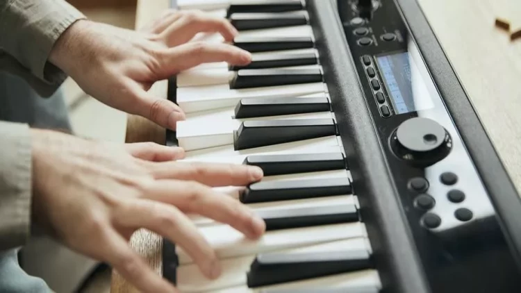 Sintetizator və gitara seçimi: üslubunuza uygun ən yaxşı alət necə tapılır? - FOTO