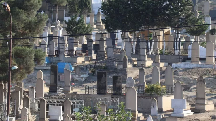 Bakıda yas yasa QARIŞDI: qardaşını qəbristanlıqda öldürdü - FOTO