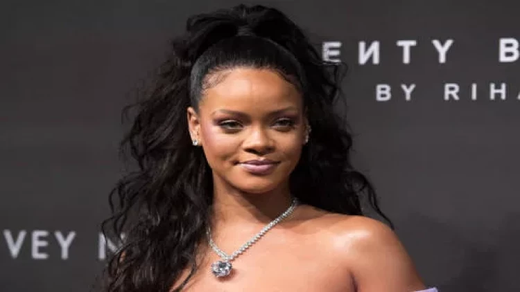 Rihanna atasının yasında - FOTO