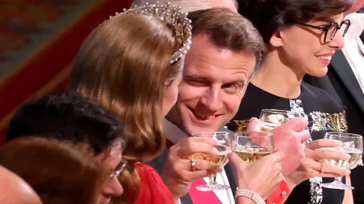 Makronun Midltona göz vurması tənqid olundu