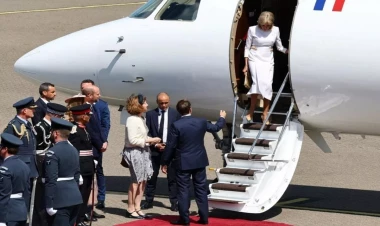 Makronu arvadı yenə pərt elədi