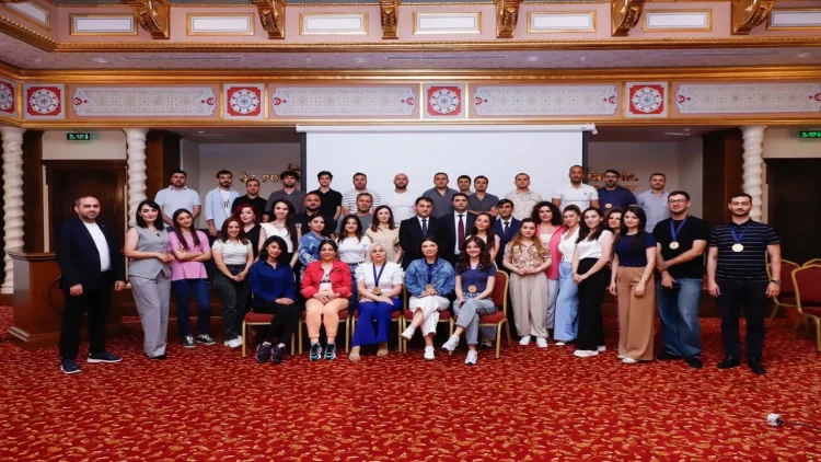 Azərbaycan milli mətbuatının 150 illiyi münasibətilə media nümayəndələri arasında intellektual yarış keçirilib - FOTO