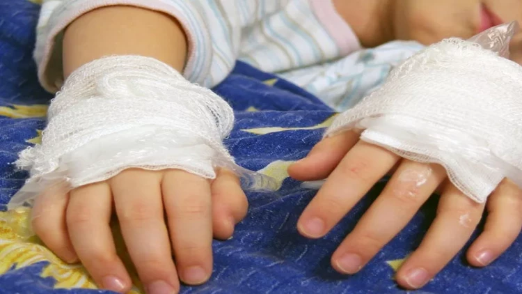 2 və 3 yaşlı qızlar xəstəxanalıq oldular