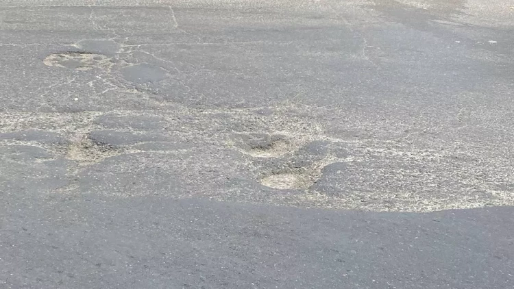 Yolda çuxura düşən avtomobilə dəymiş zərəri kim ödəməlidir?