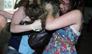 Bakıda qızlar saçyolduya çıxdı: bir-birini yerdə SÜRÜDÜLƏR - VİDEO