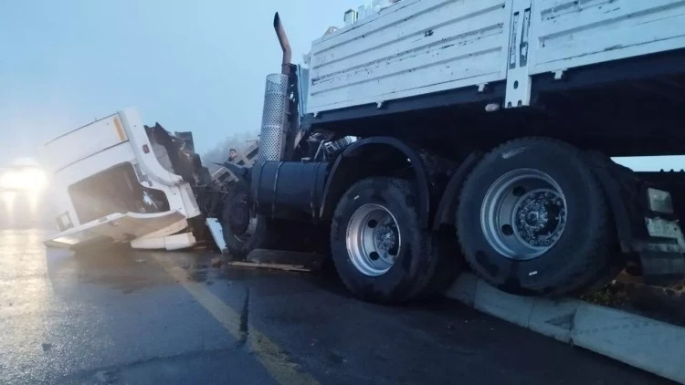 Dəhşətli QƏZA: yük maşınında sıxılı vəziyyətdə qaldı - VİDEO