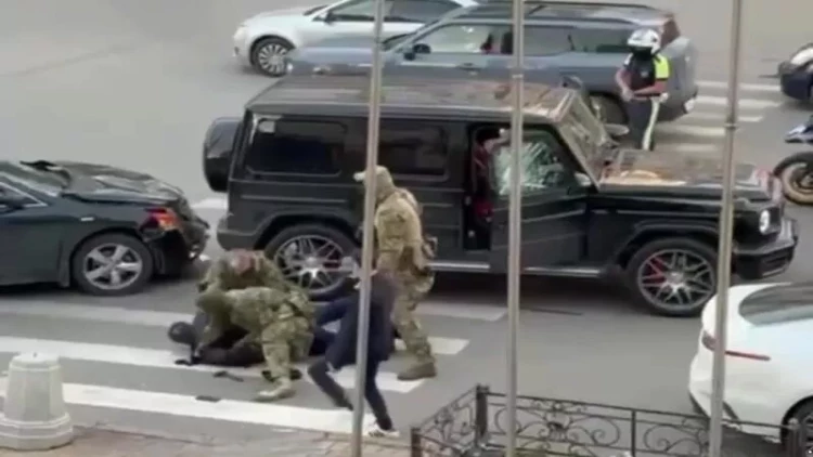 Rusiya təhlükəsizlik qüvvələrinin Şahin Şıxlinskiyə amansız hücum anı - VİDEO