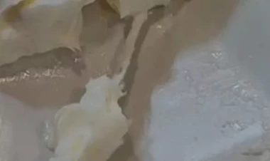 Məşhur şirkətin kərə yağından sellofan çıxdı - VİDEO