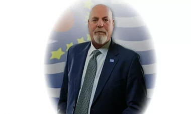 Ayda və planetlərdə torpaq satan adam: Dennis Houpun təəccüblü hekayəsi