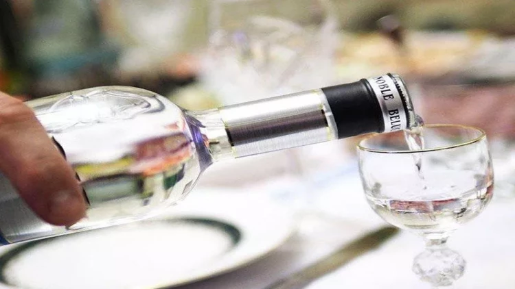 İmtahanlar bitdiyi üçün sevinib 1 litr araq içdi, komaya düşdü