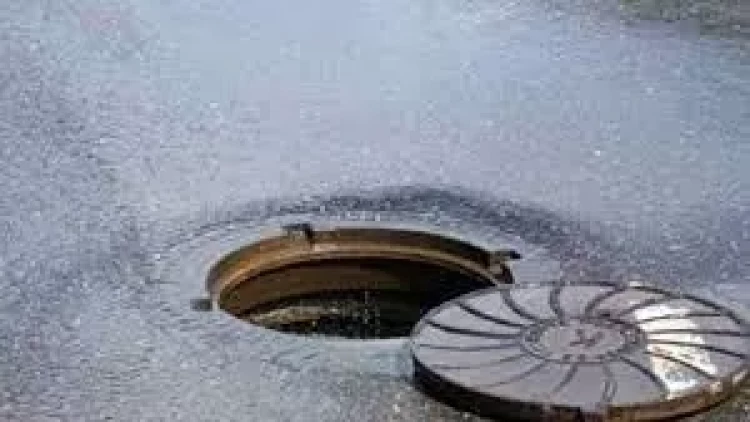 Bakıda kişi “lyuk”a düşdü - Anbaan VİDEO