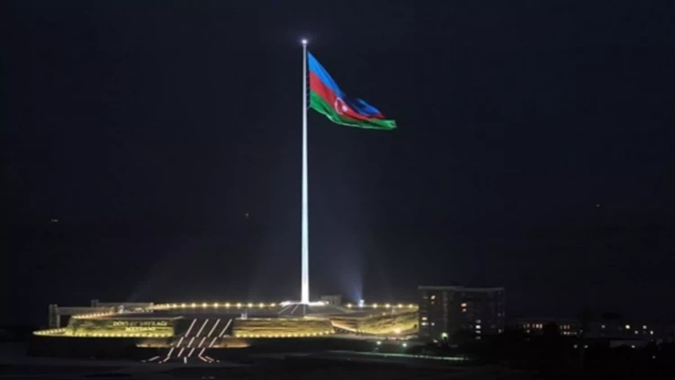 Bayrağımız qarşısında çəkilən bu görüntülər sərt TƏNQİD OLUNDU - VİDEO