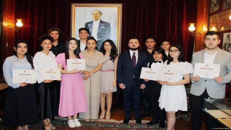 Ramil Qasımovun rəhbərliyi ilə Bülbül Vokal Məktəbinin ilk buraxılışı keçirilib – FOTO