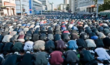 Bakıda yolu bağlayıb namaz qıldılar, sakinlər etiraz etdi - “Dua edirlər, amma biz işə gecikirik”