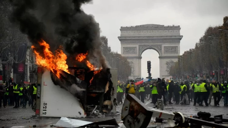 Fransada genişmiqyaslı iğtişaşlar - Parisdə xaos hökm sürür