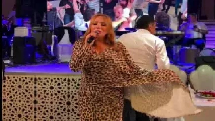 Azərbaycanlı tanınmış aparıcı müğənniliyə başladı - VİDEO