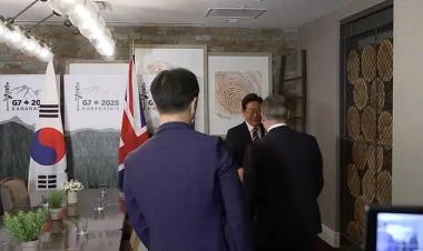 Mühüm görüşdə prezidentlə tərcüməçisini səhv saldı - VİDEO