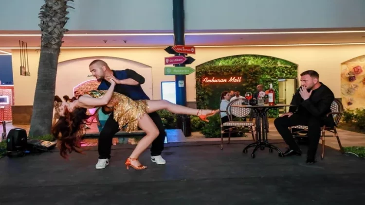 Çiçəklər, ulduzlar və romantika: Dakota Consonla gecəyə damğa vuran premyera - VİDEO - FOTOlar