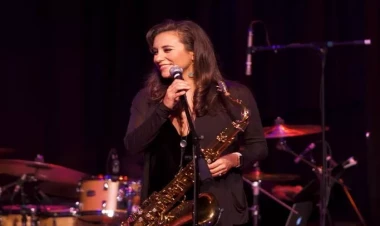 Məşhur müğənni göz yaşları içində səhnə ilə VİDALAŞDI