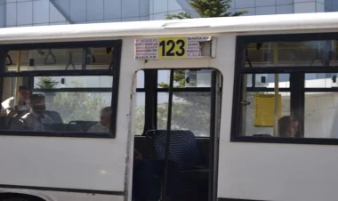 Bakıda avtobusun döşəməsi çökdü, sərnişin yıxıldı - FOTO